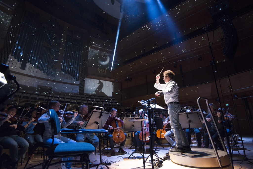 James Horner dirigerer Stavanger Symfoniorkester i mai 2015.