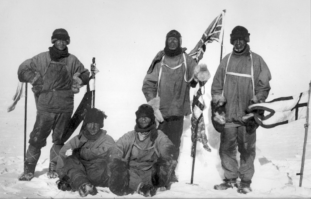 Robert Falcon Scott (stående i midten) og hans reisefølge, på Sydpolen 18. januar 1912.