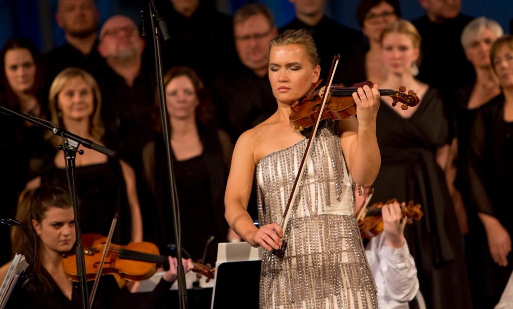 Mari Silje Samuelsen spilte blant annet Max Richters rekomponering av Vivaldis "De fire årstidene". Foto: Svein Jarle Bamle
